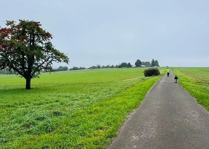 Apartamento Charming Attic Retreat With Sloped Roof