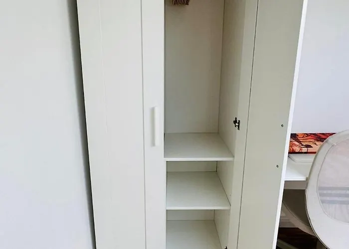 Apartamento Charming Attic Retreat With Sloped Roof