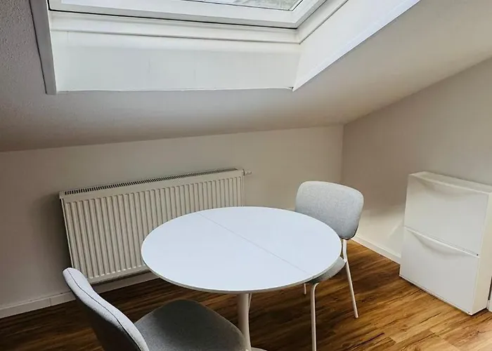 Apartamento Charming Attic Retreat With Sloped Roof