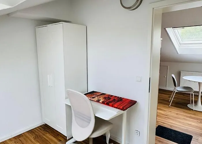 Charming Attic Retreat With Sloped Roof Apartamento Böblingen