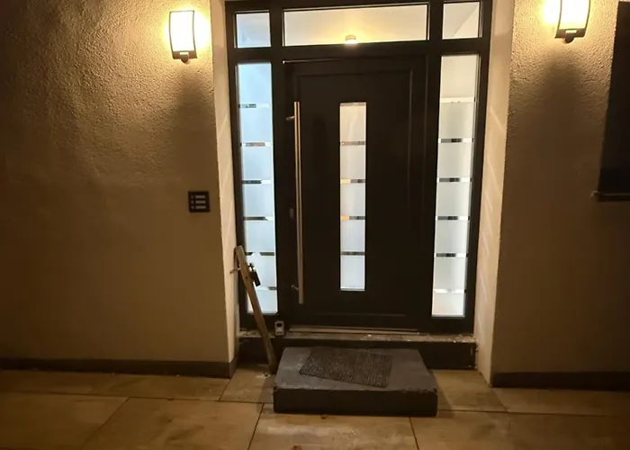 Apartamento Charming Attic Retreat With Sloped Roof